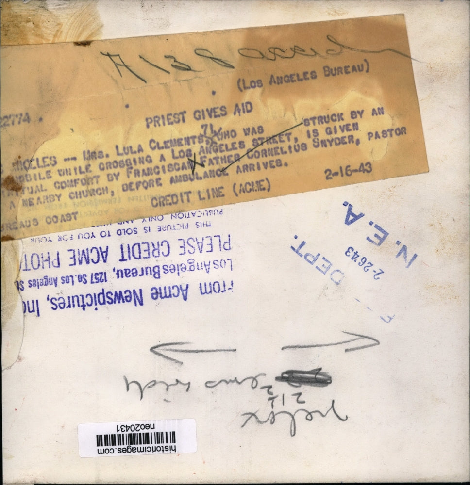 1943 Press Photo Mrs Lula Clements struvk bu auto inLos Angeles - neo20431