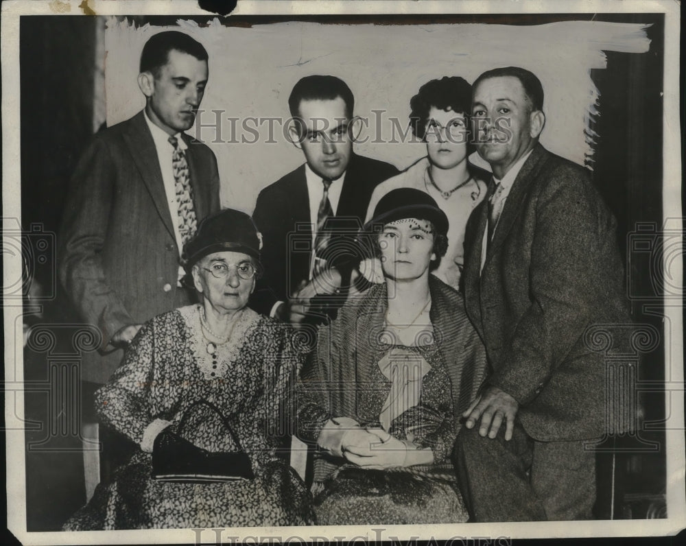 1931 Press Photo Family Supports Mrs. Carrie Simmons, Accused Child Poisoner