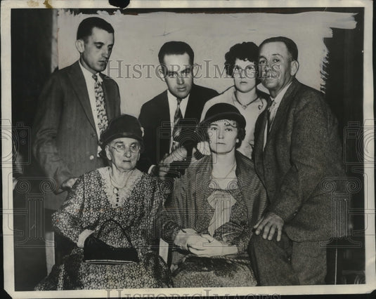1931 Press Photo Family Supports Mrs. Carrie Simmons, Accused Child Poisoner