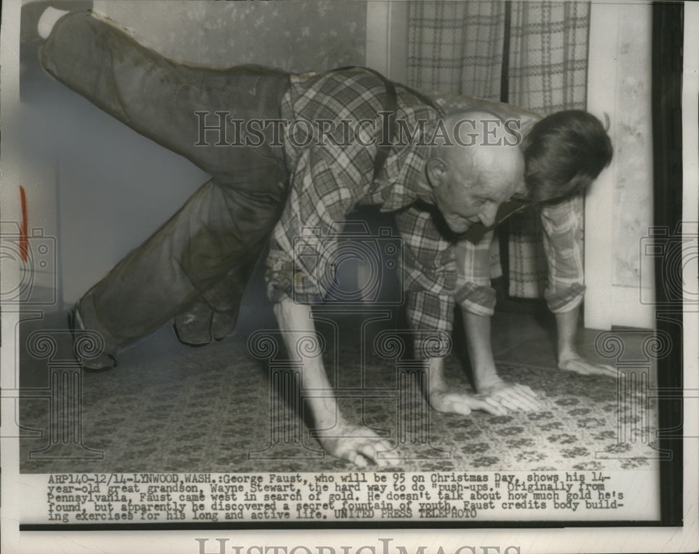1954 Press Photo George Faust, 95, Shows Grandson Hard Way to Do Push-Ups