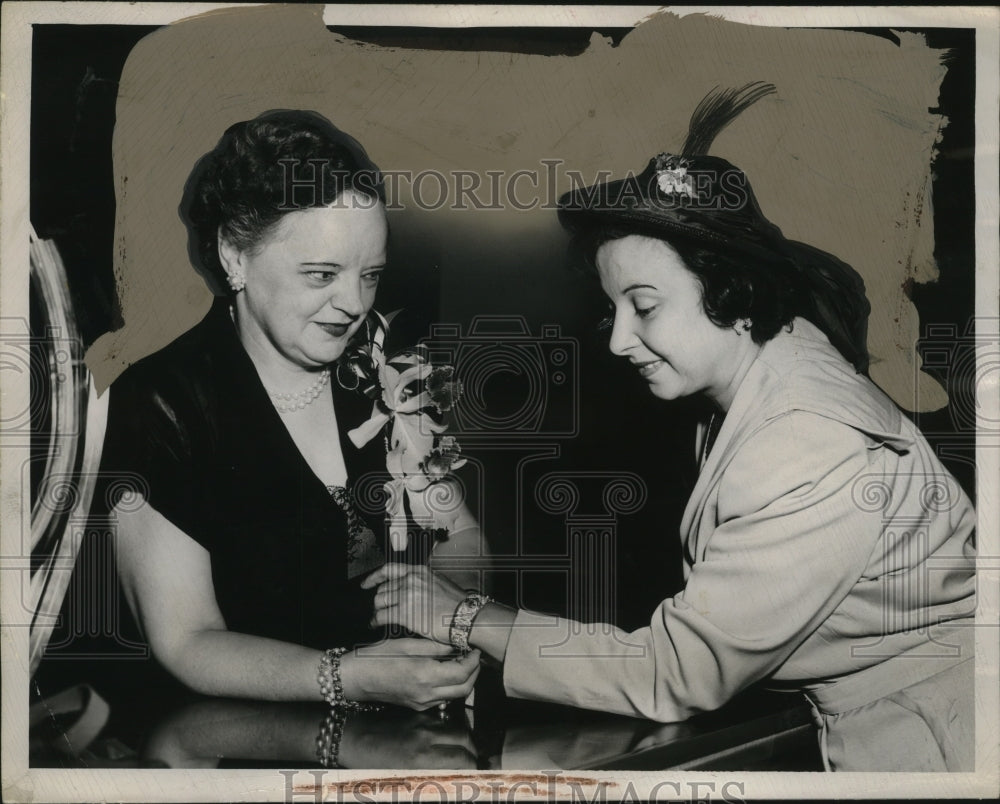 1949 Press Photo Mrs David V Rosenbeerg & Halle jewelry buyer Mrs Alta Dorsey