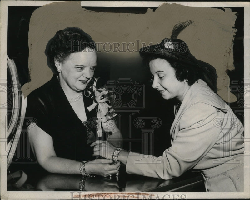 Load image into Gallery viewer, 1949 Press Photo Mrs David V Rosenbeerg &amp; Halle jewelry buyer Mrs Alta Dorsey
