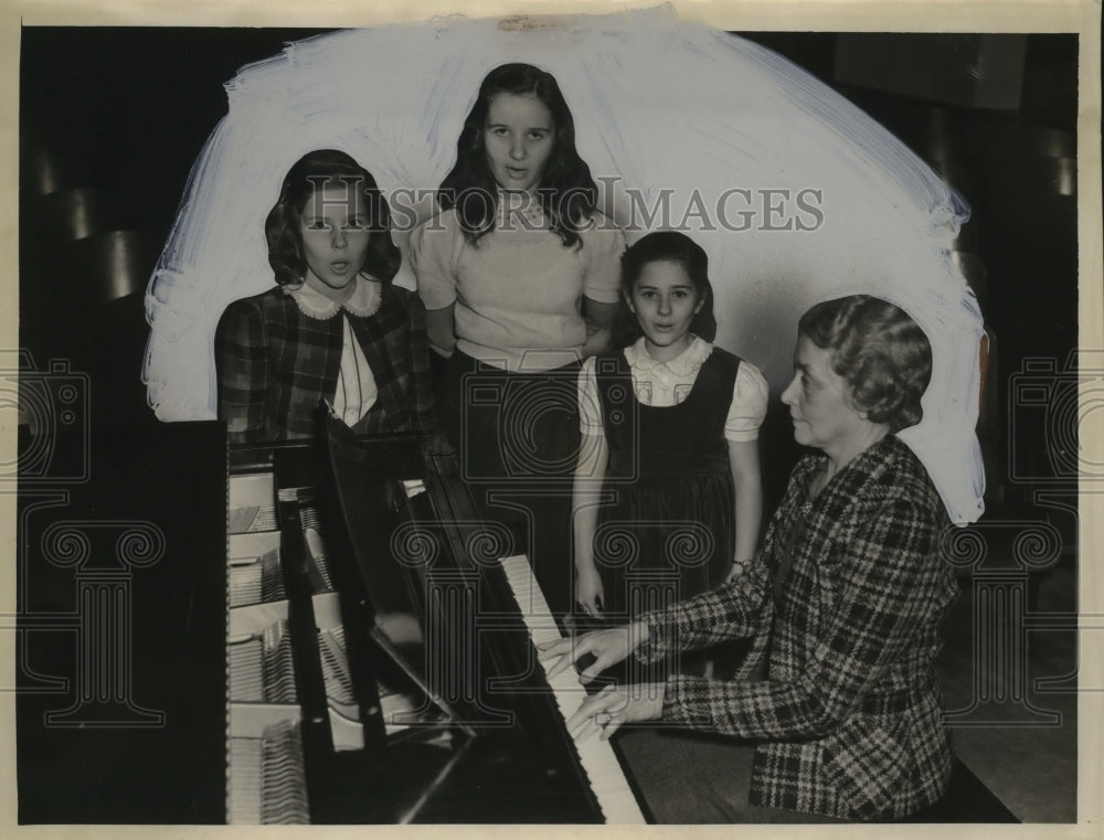 1940 Press Photo Nancy Carry, Sally Kenyston, Norma Sillett at a piano Mrs Ella
