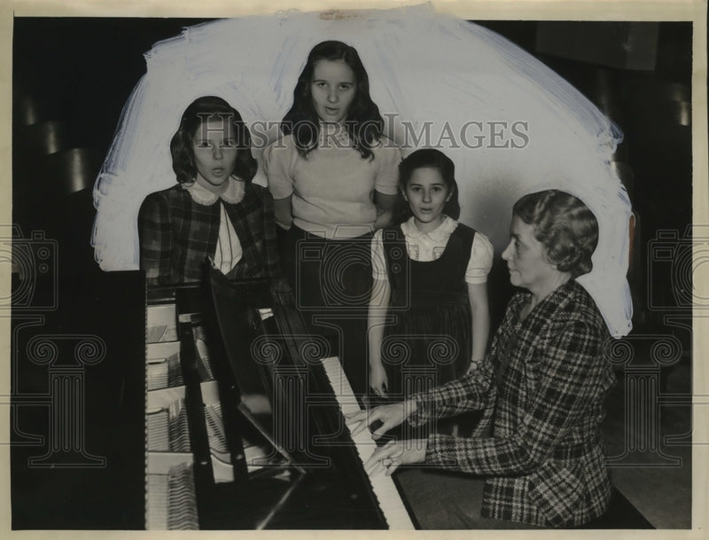 Load image into Gallery viewer, 1940 Press Photo Nancy Carry, Sally Kenyston, Norma Sillett at a piano Mrs Ella
