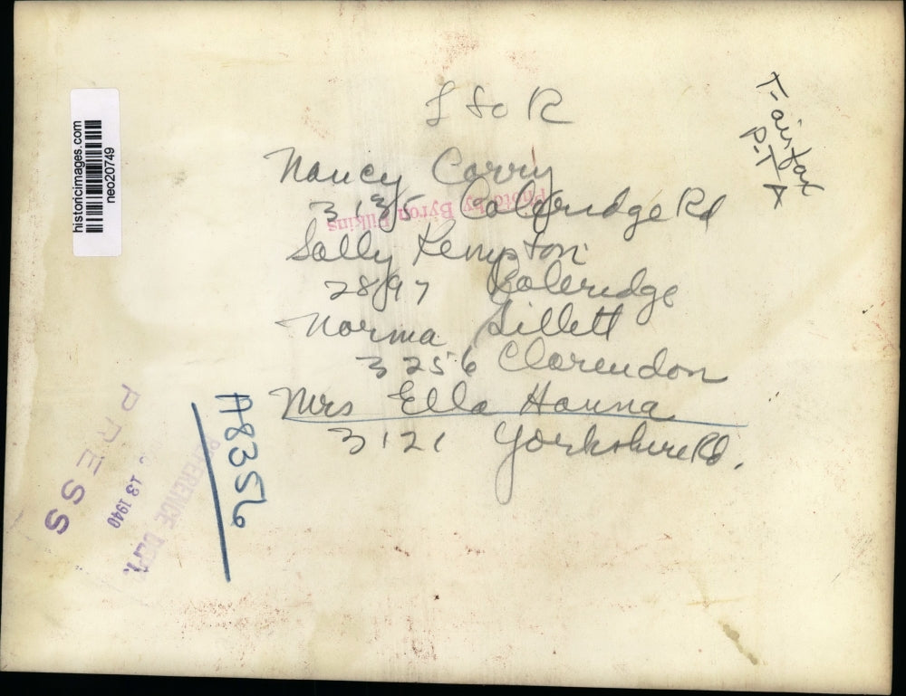 1940 Press Photo Nancy Carry, Sally Kenyston, Norma Sillett at a piano Mrs Ella