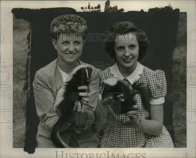 Load image into Gallery viewer, 1944 Press Photo Mrs. Russel Ferree &amp; Janet Williams with Pet Skunks - neo20770
