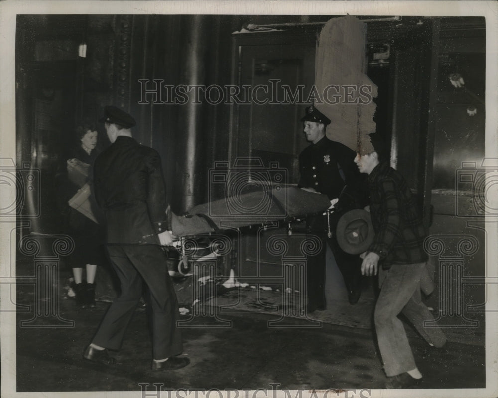 1949 Press Photo Patrolmen Ed Reinhart & Ed Kasper Take Ill Person to Hospital