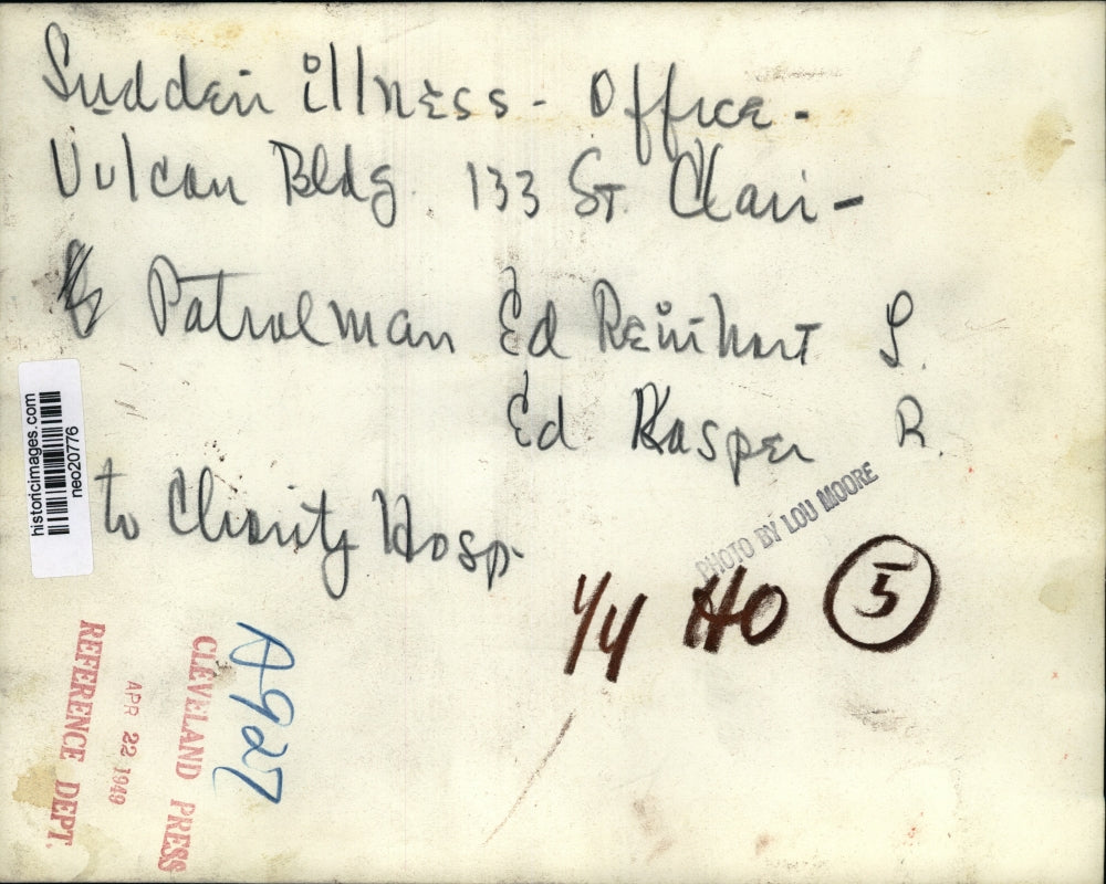 1949 Press Photo Patrolmen Ed Reinhart & Ed Kasper Take Ill Person to Hospital