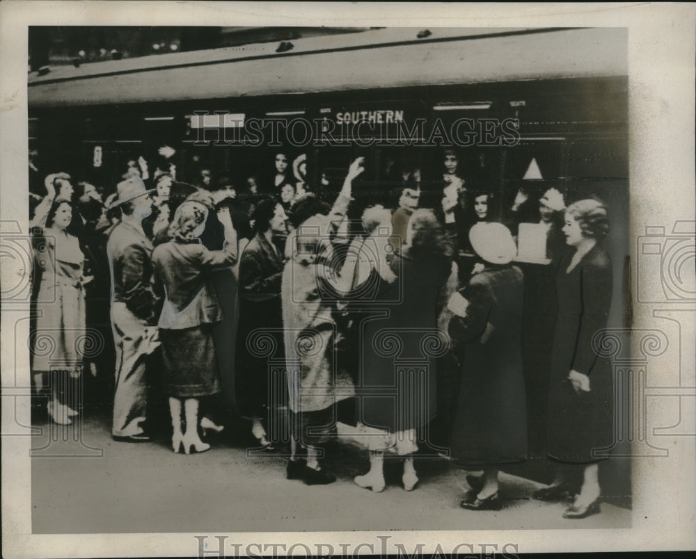 1939 Press Photo London trains take children to country to escape bombings- Historic Images