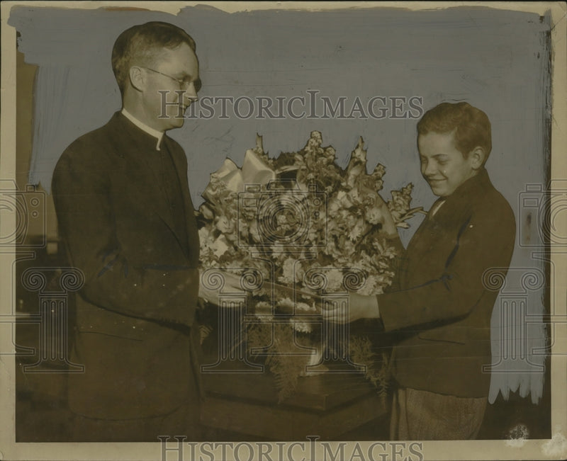 Load image into Gallery viewer, 1932 Press Photo Student Presented with Civil Award - neo20839
