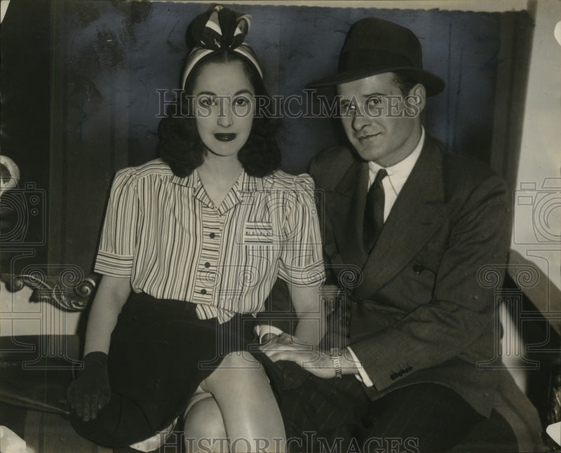 Load image into Gallery viewer, 1939 Press Photo Jikes &amp; Bride - neo20864
