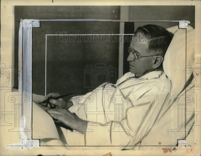 Load image into Gallery viewer, 1933 Press Photo Secy of Interior H.L. Ickes in Naval Hospital, Fractured Rib
