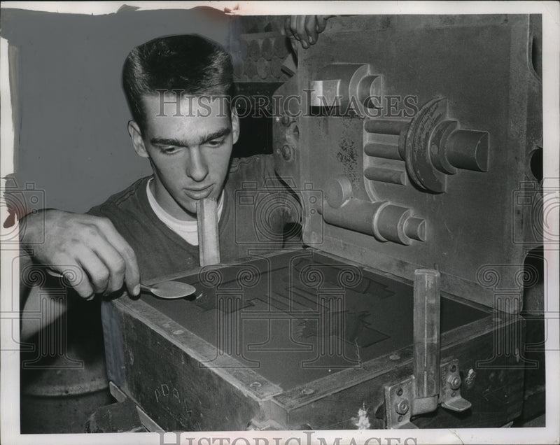 Load image into Gallery viewer, 1952 Press Photo Dennis Keitell &amp; Mold for Drill Press Head - neo20902
