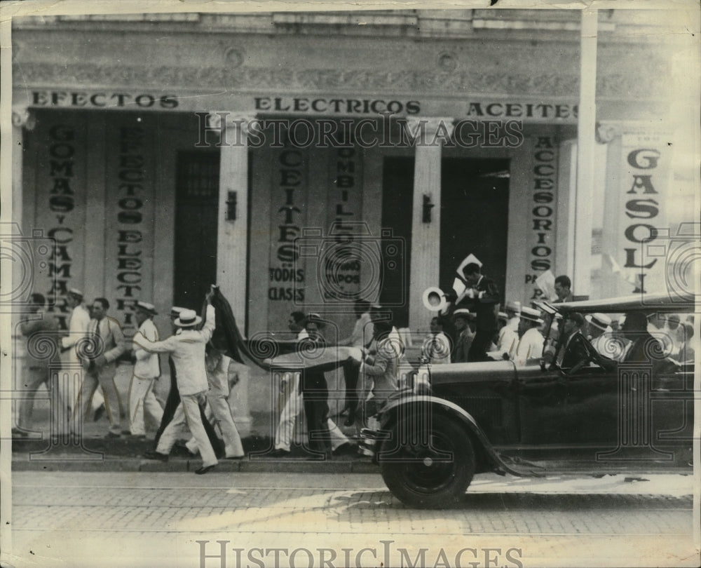 1930 Press Photo Cuban Students Riot in Havana, Clash with Police - neo20917