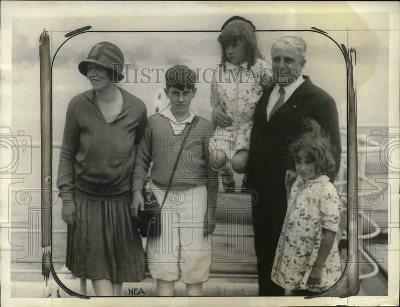 Load image into Gallery viewer, 1928 Press Photo Labor Secy James Davis Returns Home to Family in NYC
