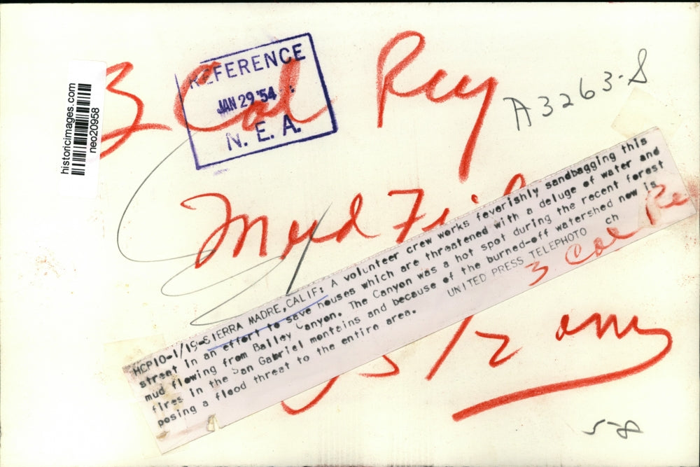 1954 Press Photo Sierra Madre, CA Volunteers Work to Sandbag Street for Safety