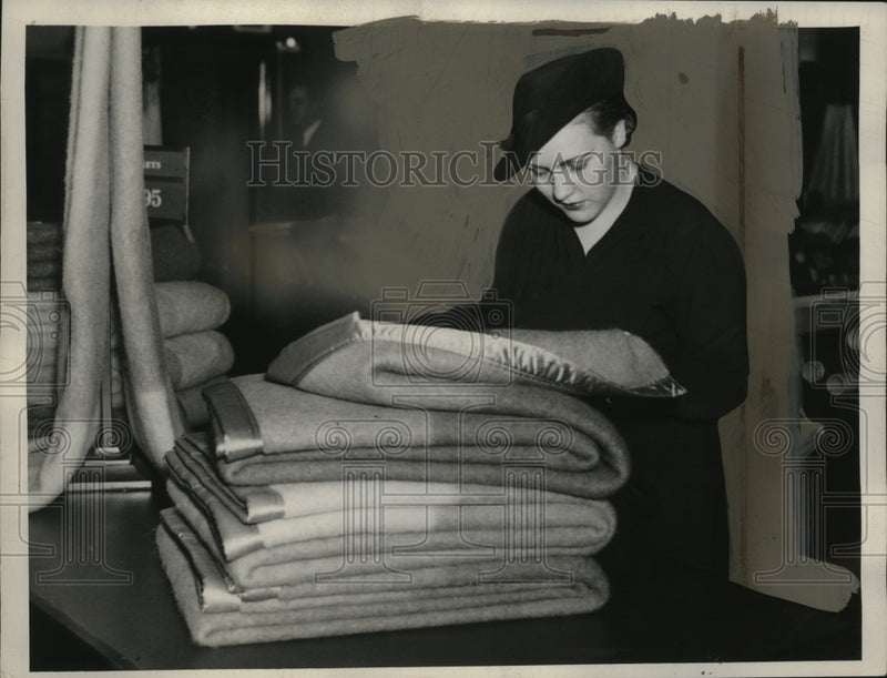 Load image into Gallery viewer, 1937 Press Photo Woman Handling Blankets - neo21016

