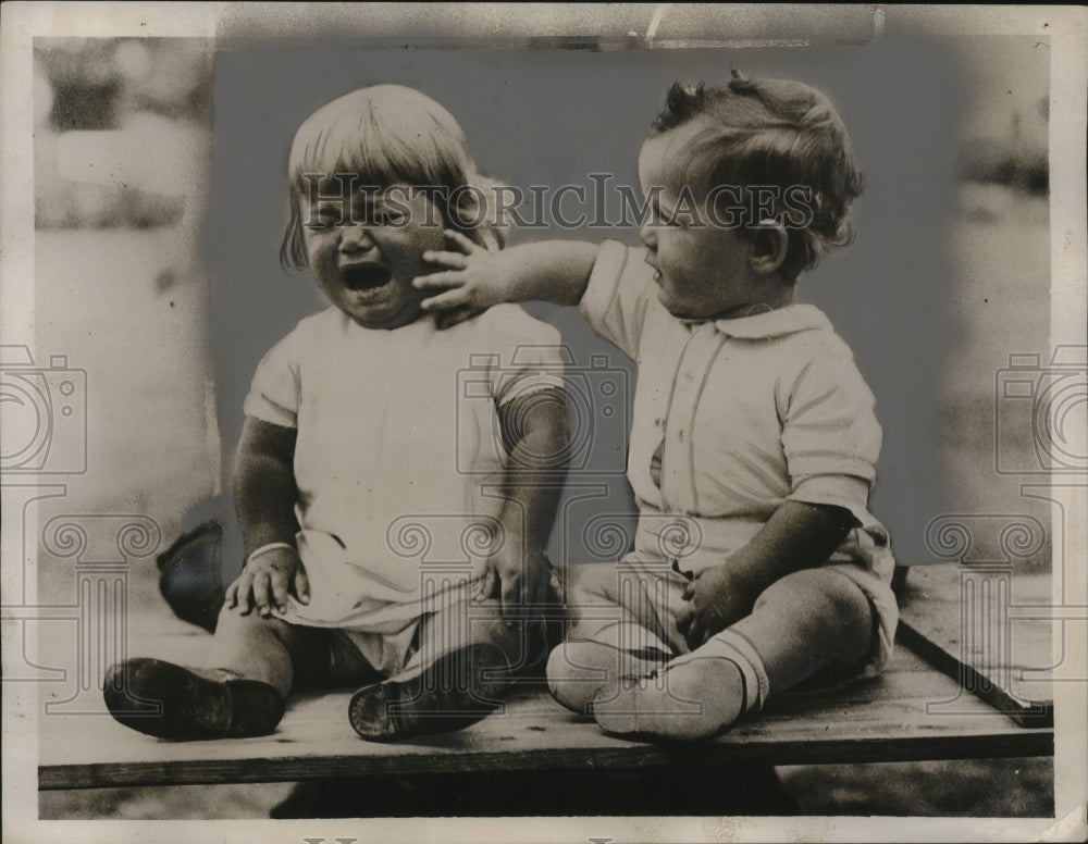 1934 Press Photo Maureen Robins Dislikes Baby Shows Enjoyed by Brother Brian