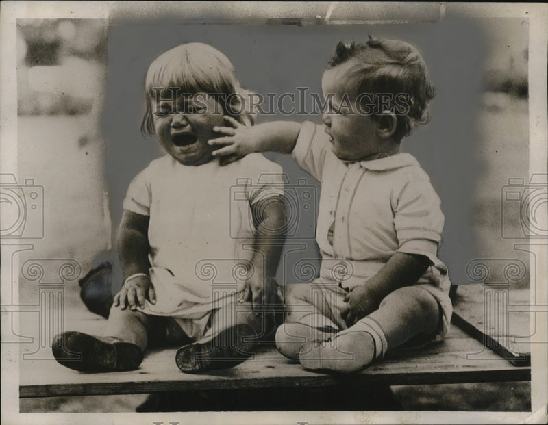 Load image into Gallery viewer, 1934 Press Photo Maureen Robins Dislikes Baby Shows Enjoyed by Brother Brian
