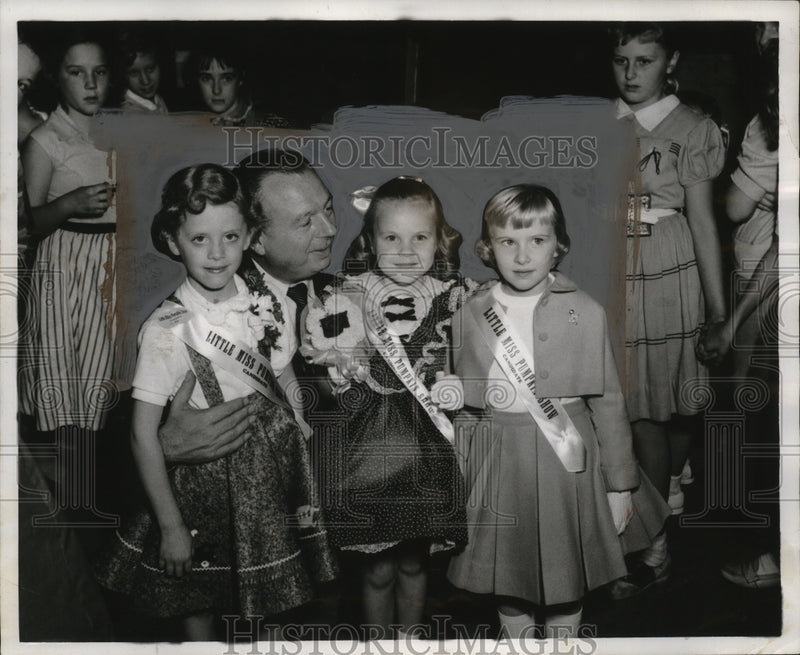 Load image into Gallery viewer, 1956 Press Photo Mike DiSalle at Pumpkin Festival - neo21050
