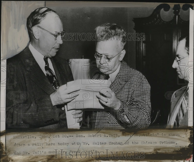 Load image into Gallery viewer, 1951 Press Photo Sen. Robert Taft with Walter Trohan of Chicago Tribune
