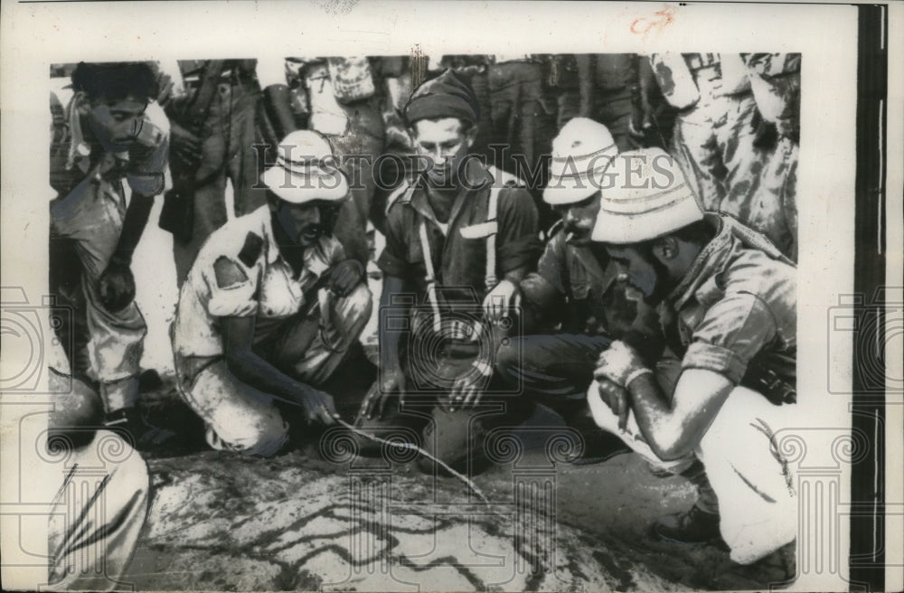 1956 Press Photo Israeli Officer Briefs Troops in Egypt Conflict in Sinai Desert