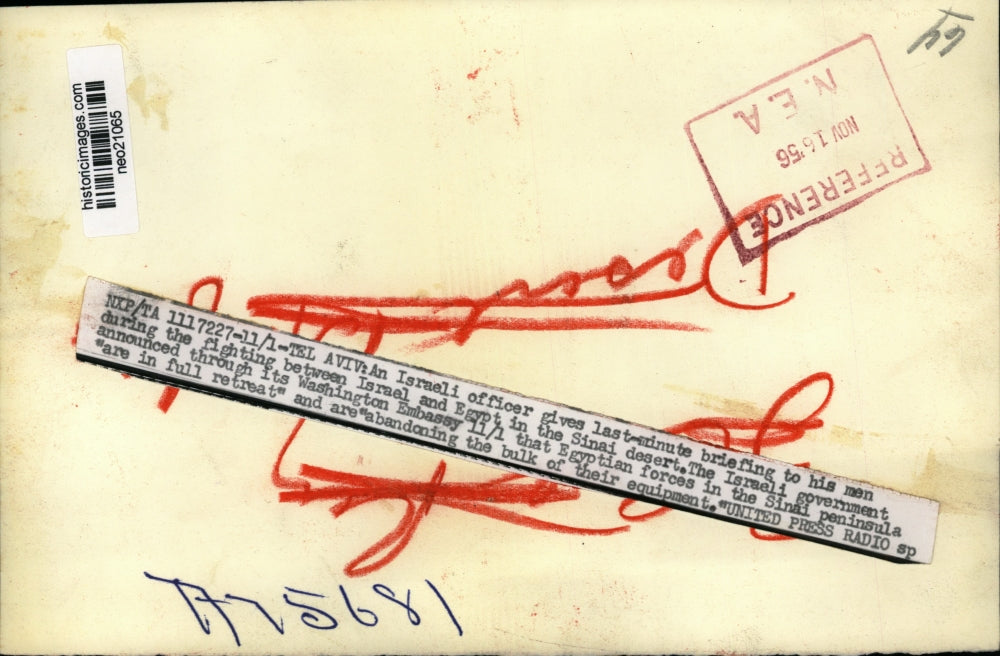 1956 Press Photo Israeli Officer Briefs Troops in Egypt Conflict in Sinai Desert