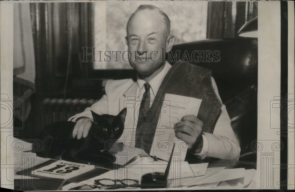 1958 Press Photo Atty Gen. Will Wilson holding Texas Oil Tidelands case breifing