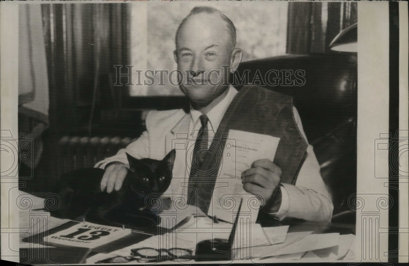 Load image into Gallery viewer, 1958 Press Photo Atty Gen. Will Wilson holding Texas Oil Tidelands case breifing
