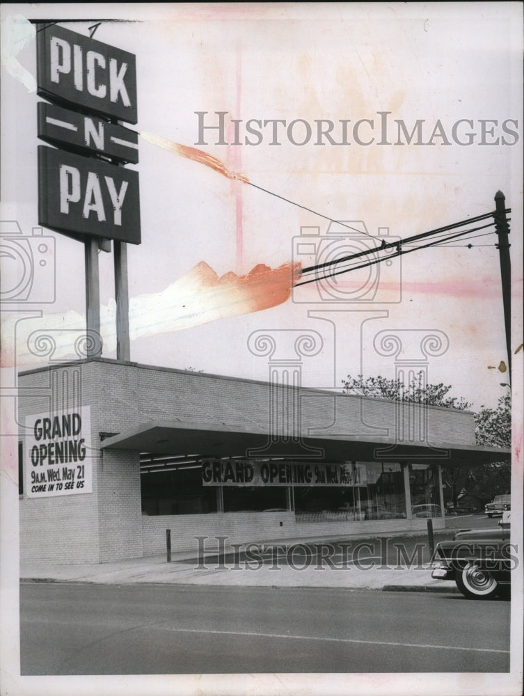 Load image into Gallery viewer, 1958 Press Photo Pick-N-Pay Store - neo21129
