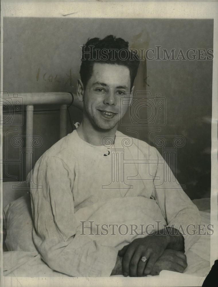 1923 Press Photo Charles Roam in Hospital, Recovering from Injuries from Attack