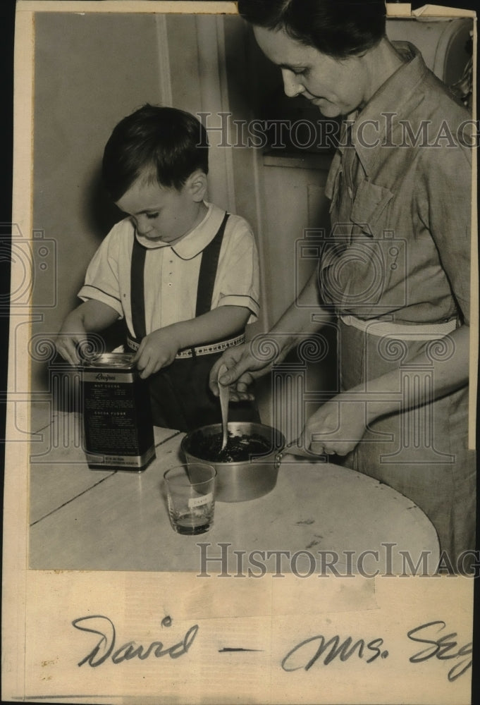 1942 Press Photo David and His Mother Making Food - neo21290
