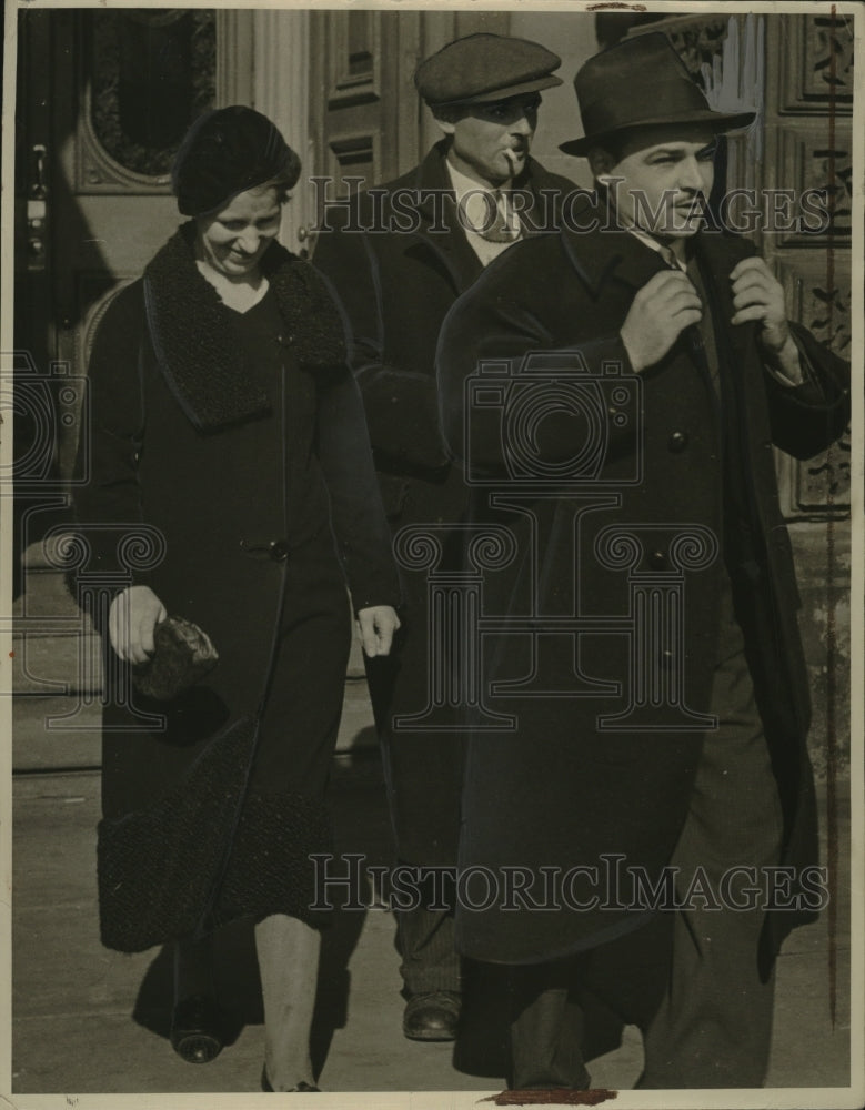 Load image into Gallery viewer, 1937 Press Photo Mr. and Mrs. Graziano and their attorney - neo21302
