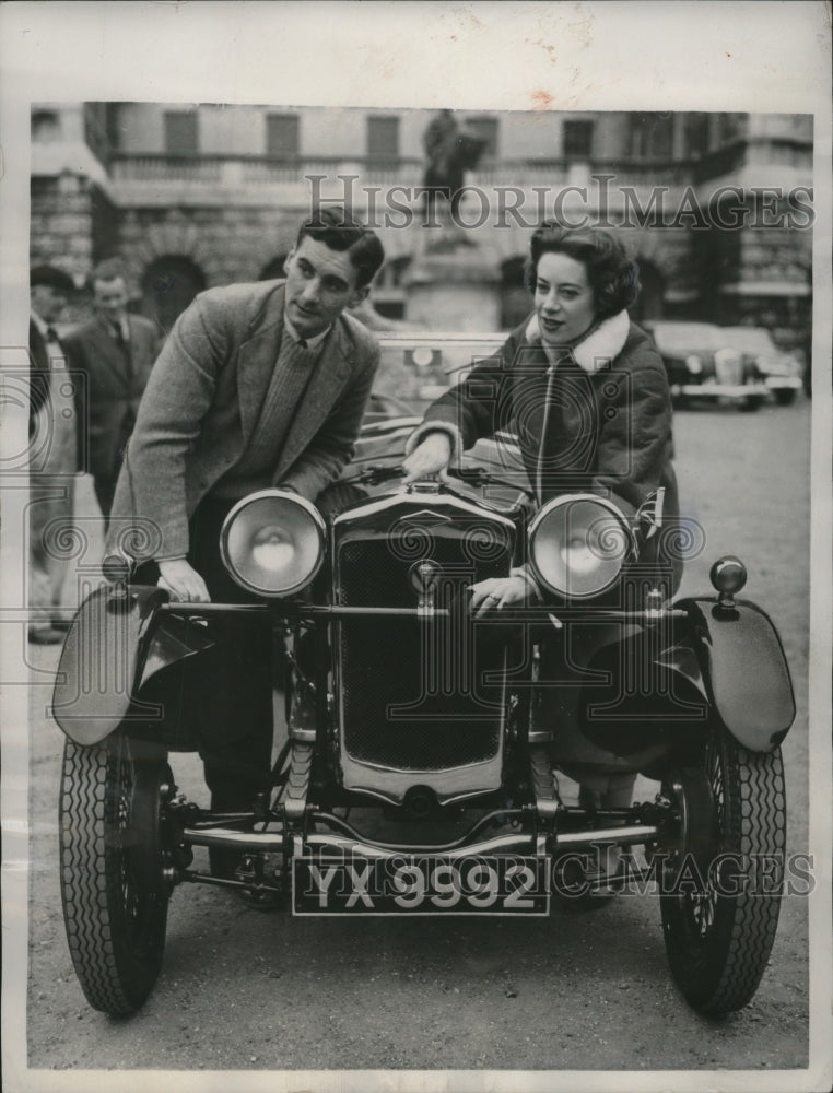 Load image into Gallery viewer, 1957 Press Photo Honeymooners Alistair Pugh &amp; Bride Sylvia Headed to US

