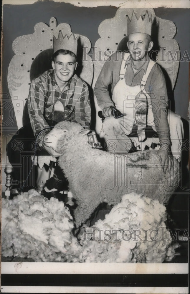 Load image into Gallery viewer, 1955 Press Photo Jr &amp; Sr Sheep Shearing Champions at Int'l Livestock Association

