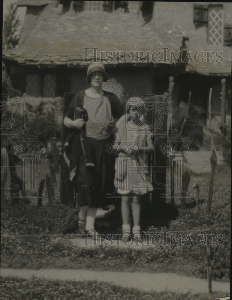 1927 Press Photo Mrs Thomas J. Christian with Naomi refused to give up red wagon