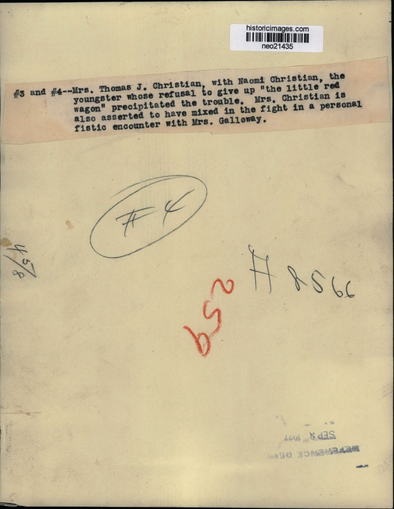 1927 Press Photo Mrs Thomas J. Christian with Naomi refused to give up red wagon