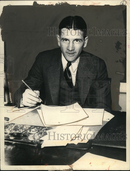 1941 Press Photo Man at this desk - neo21457