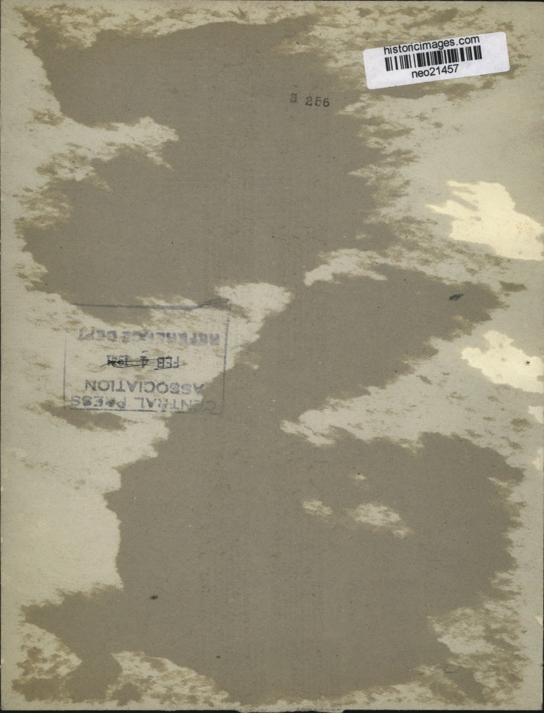 1941 Press Photo Man at this desk - neo21457