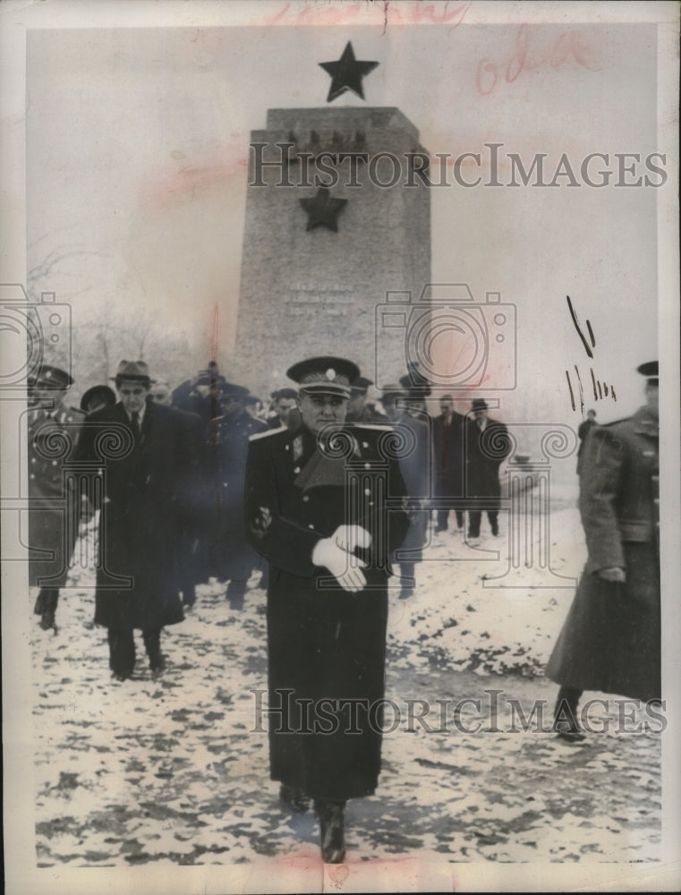 1947 Press Photo Marshal Tito Honors Fighters of Nazis of Balkan Neighbor- Historic Images