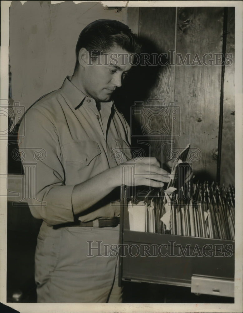 Load image into Gallery viewer, 1950 Press Photo Chief Yoeman Tom Hammond - neo21602
