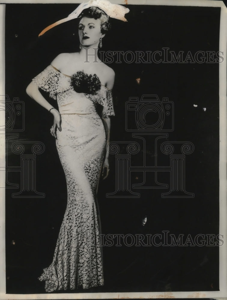 Load image into Gallery viewer, 1935 Press Photo Jacqueline Kneip Wieland leaves for Hollywood - neo21897
