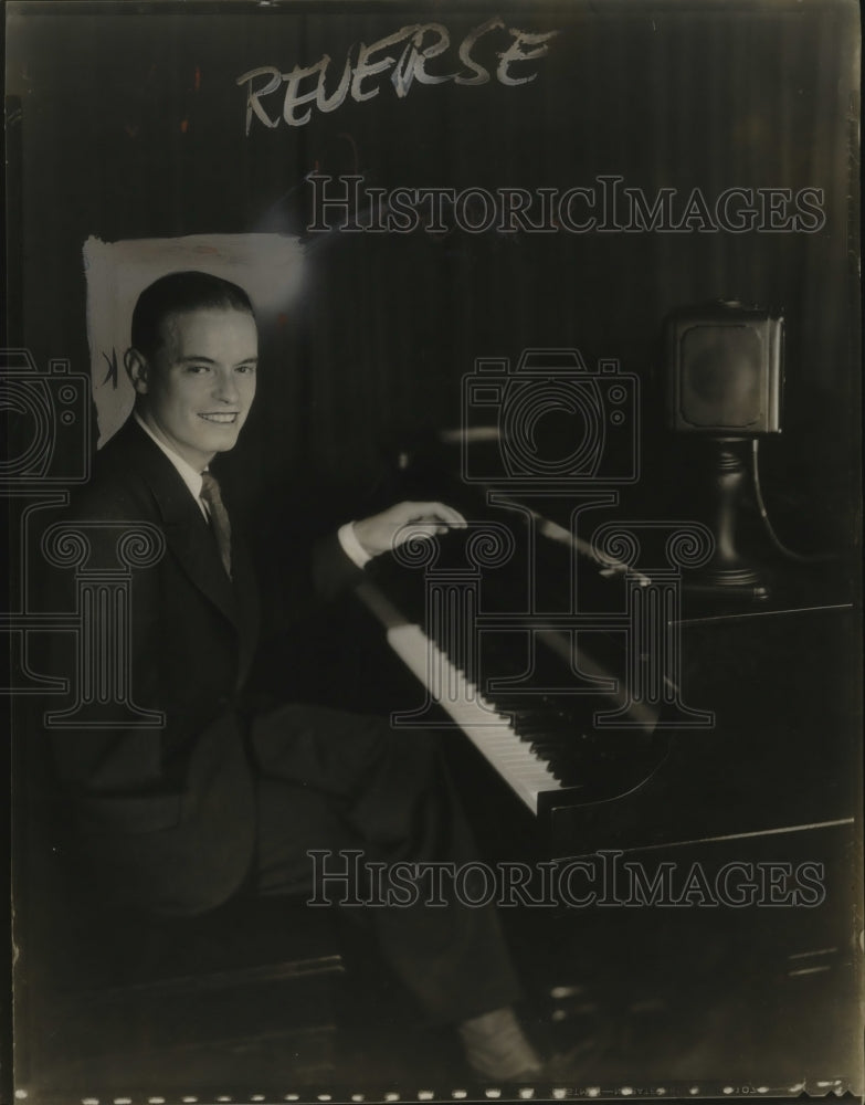 Load image into Gallery viewer, 1930 Press Photo Charlie Gerard, WTIC - neo21916
