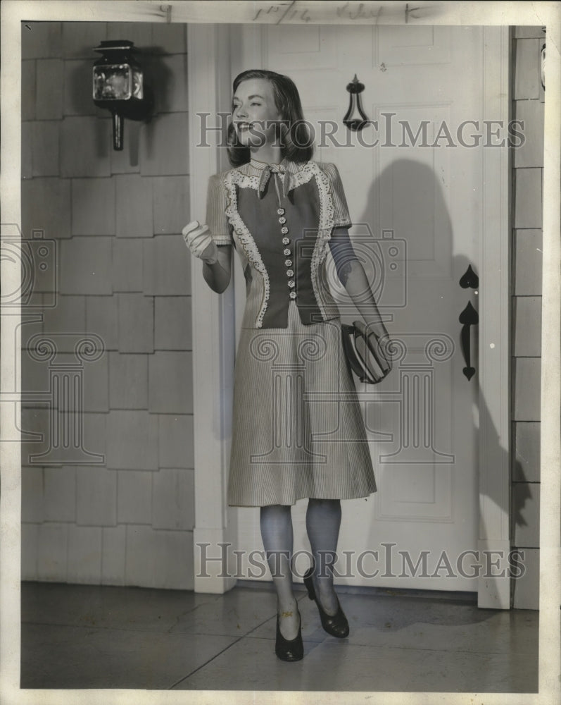 Load image into Gallery viewer, 1945 Press Photo Women's Fashion - neo22039
