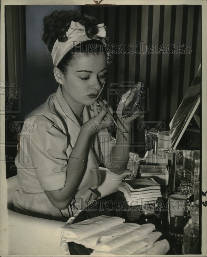 1943 Press Photo Jean Bennett Puts on Makeup - neo22056