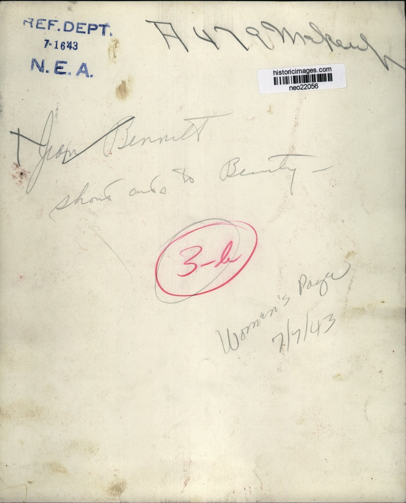 1943 Press Photo Jean Bennett Puts on Makeup - neo22056