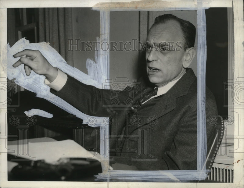Load image into Gallery viewer, 1942 Press Photo James M. Landis Dir. of Office of Civilian Defense press Conf

