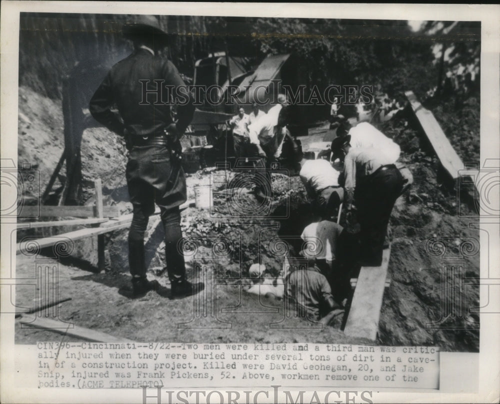1950 Press Photo Cinncinati workmen remove bodies from cave in in Ohio