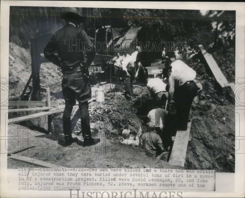 Load image into Gallery viewer, 1950 Press Photo Cinncinati workmen remove bodies from cave in in Ohio
