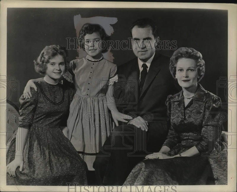 Load image into Gallery viewer, 1960 Press Photo President &amp; Mrs Richard Nixon &amp; their daughters - neo22168
